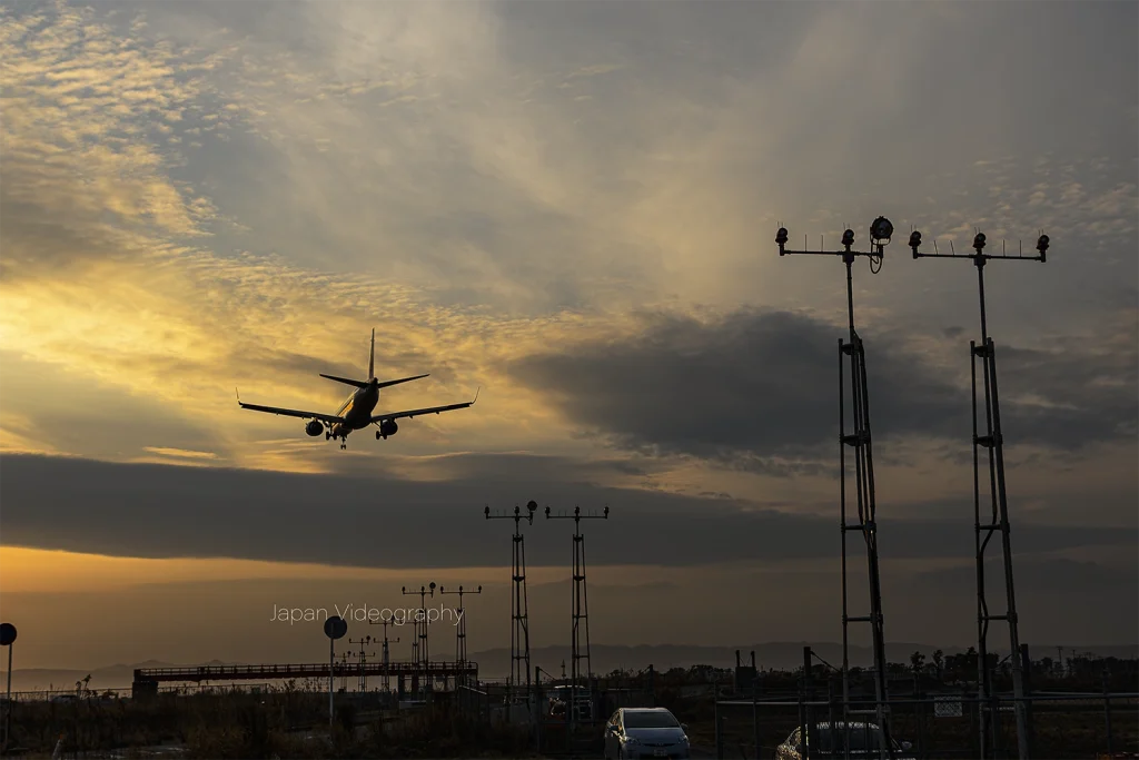 Nikon D7500 夕焼けが美しい仙台空港の進入灯と着陸機