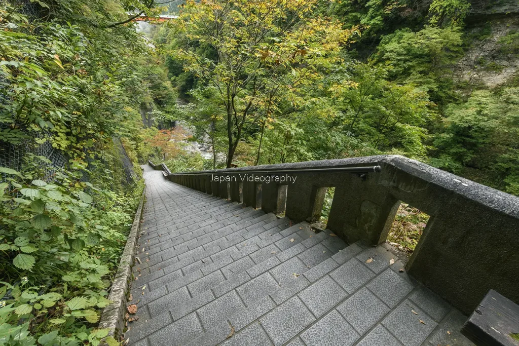 秋田県 小安峡の長い階段