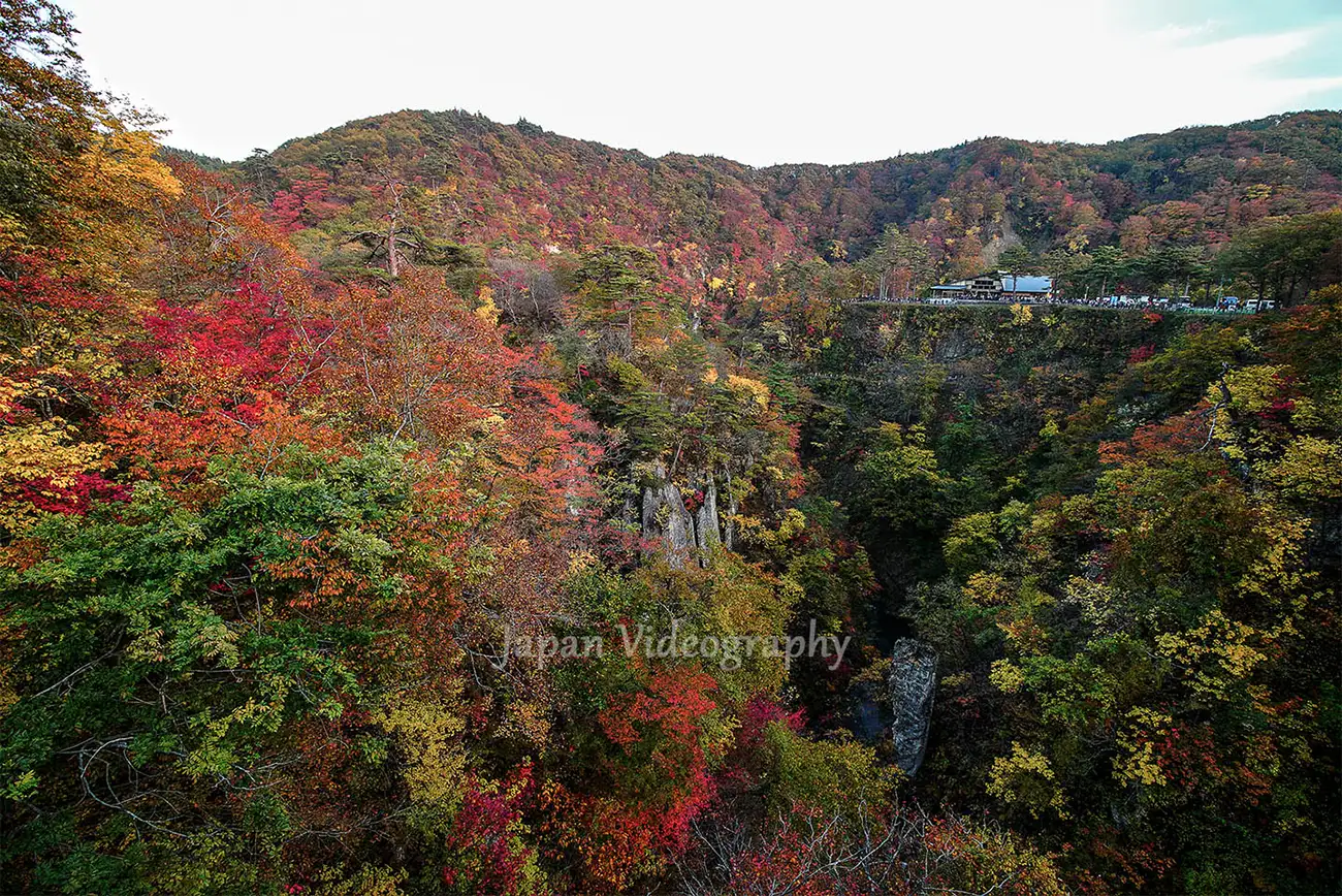 断崖絶壁のV字型峡谷の紅葉が美しい鳴子峡
