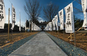 勝負の神 秋保神社の参道とのぼり旗