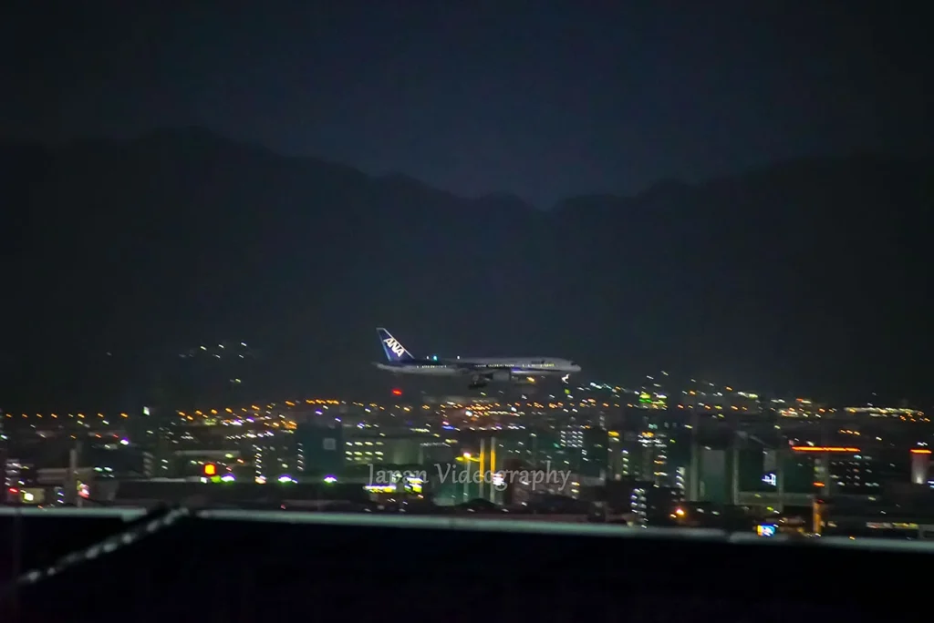 JR博多駅の展望台から眺める福岡空港に着陸する飛行機