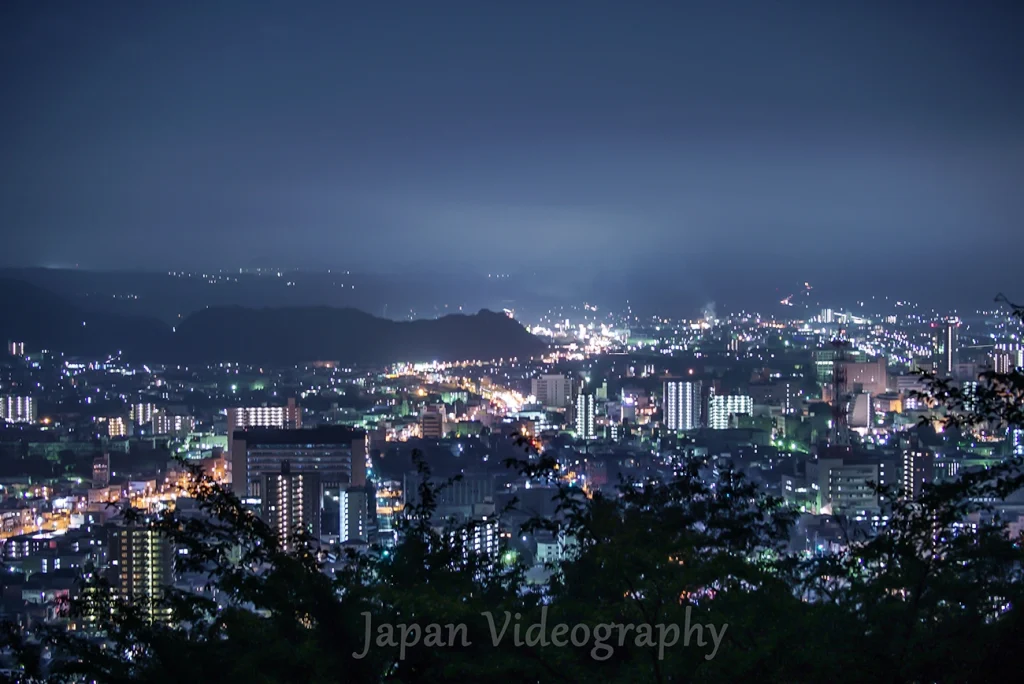 信夫山から眺める福島市街地の夜景と国道4号線