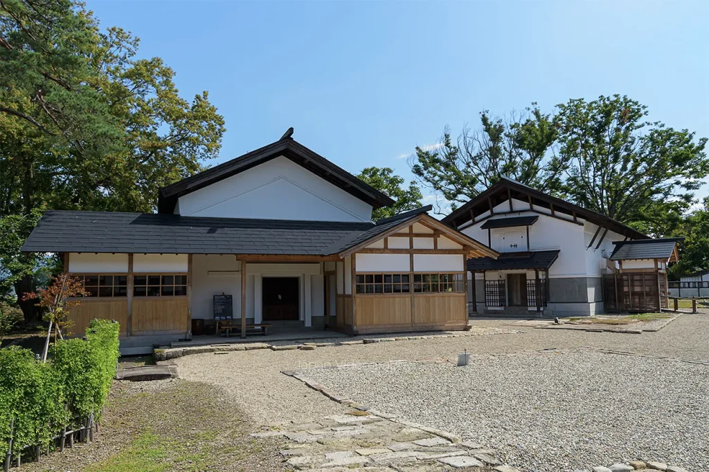 秋田県大仙市 旧池田氏庭園の米蔵と味噌蔵