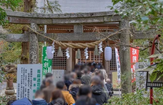 青麻神社の初詣に訪れている人々