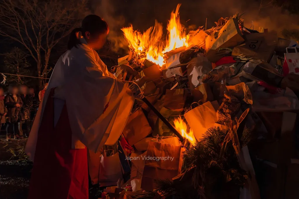 青麻神社のどんと祭 火を放つ巫女さん