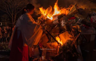 青麻神社のどんと祭 火を放つ巫女さん