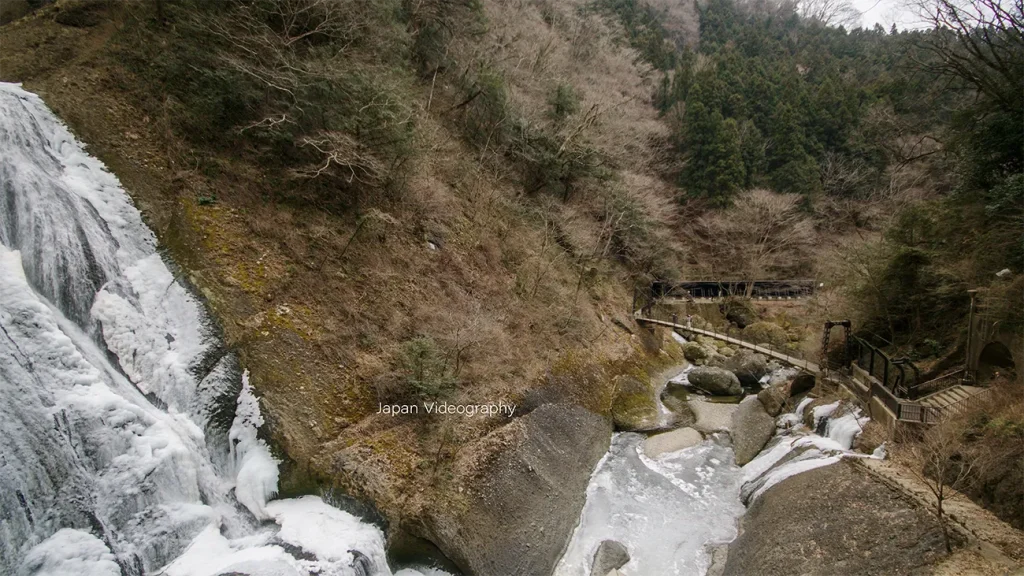 袋田の滝のハイキングコースとトンネルを渡す吊り橋