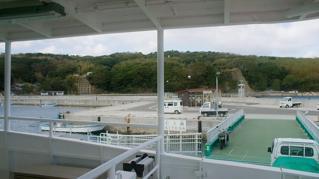 仁斗田港に到着した網地島ラインの連絡船