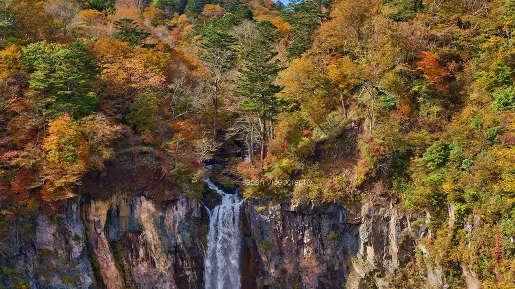 奥日光華厳の滝の滝口周辺の紅葉