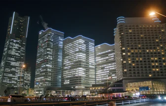 横浜ランドマークタワーとクイーンズスクエア