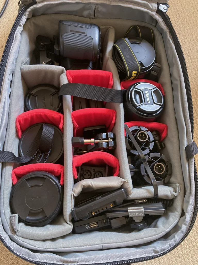 Neewerの2-in-1ローリングカメラバックパックのカメラとレンズの収納スペース