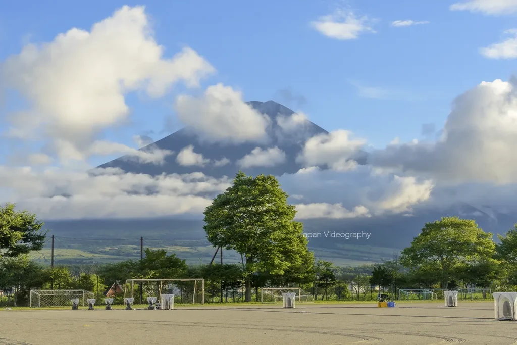 忍野八海まつり 忍野中学校の校庭と富士山