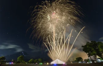 レーザーショーと花火が楽しめる2023年 忍野八海祭りの花火大会を観覧してきた！ | 山梨県忍野村