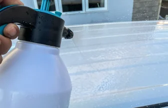 ENERGY GEAR 洗車用フォームスプレーで洗浄液を噴霧