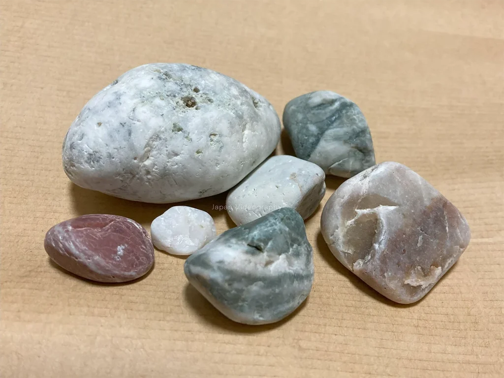 富山県朝日町のヒスイ海岸で拾ってきた石の数々