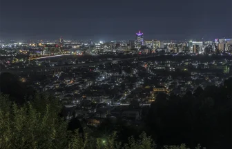 立山連峰の絶景展望スポット！呉羽山公園展望台から眺める富山の夜景 | 富山県富山市