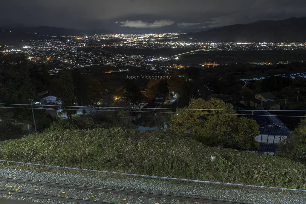 長野県千曲市 JR篠ノ井線　姨捨駅のホームから眺める夜景