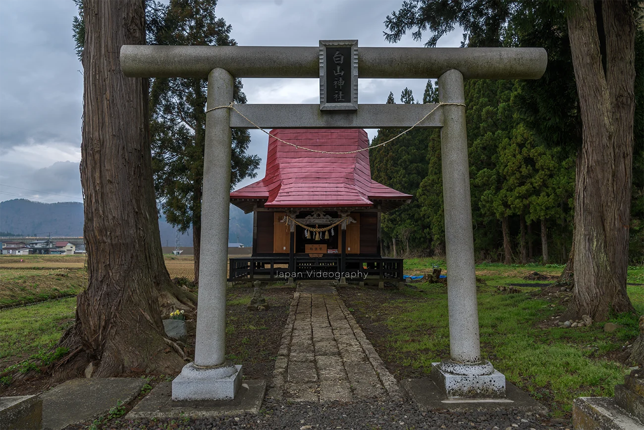 秋田県湯沢市赤塚白山神社の境内