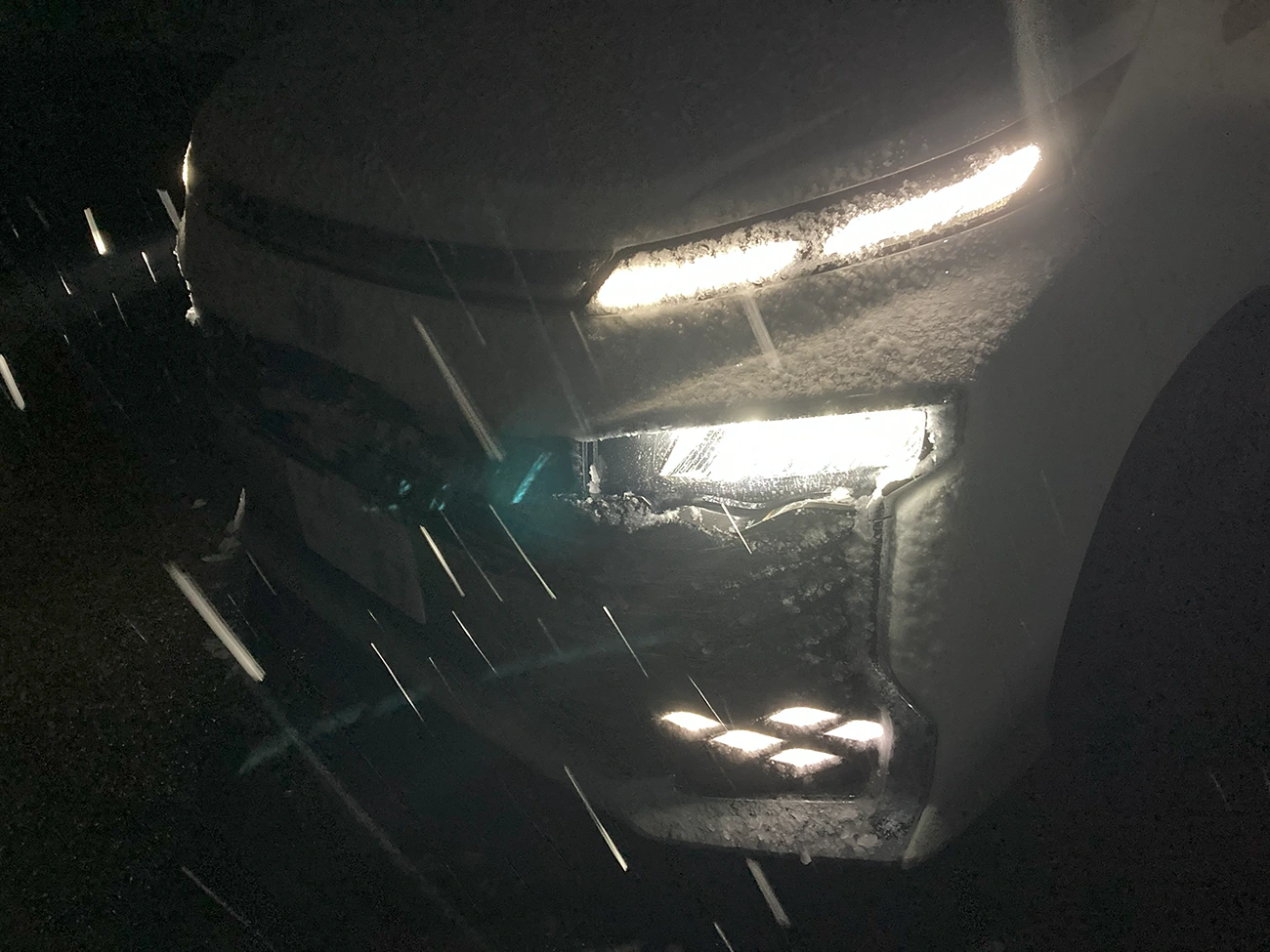 トヨタ90系ヴォクシーハイブリッドの雪が溶けないLEDヘッドライト