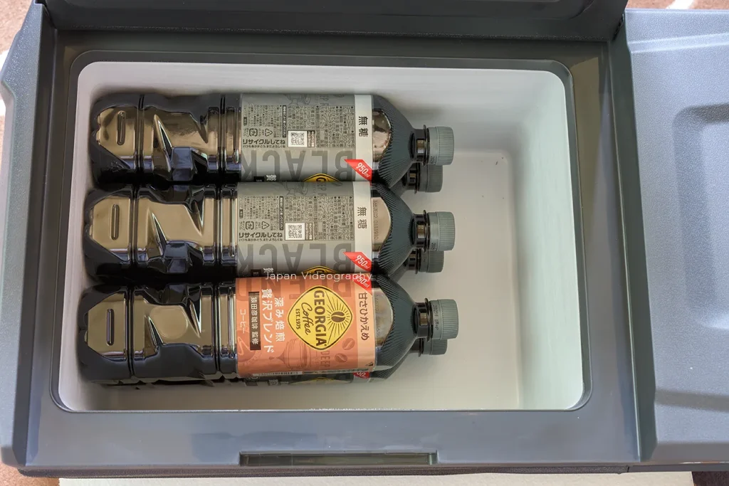 BorgeRV 容量15L車載ポータブル冷蔵庫に入れたペットボトルのコーヒーの画像