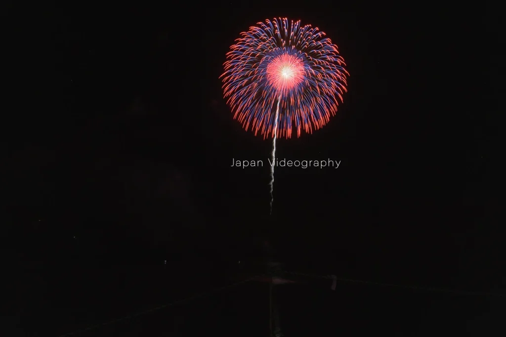 2024年 錦秋湖湖水まつり湖上花火大会の10号玉打ち上げ