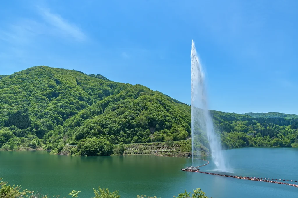 寒河江ダムにある月山湖大噴水が最大高まで水柱を上げる画像