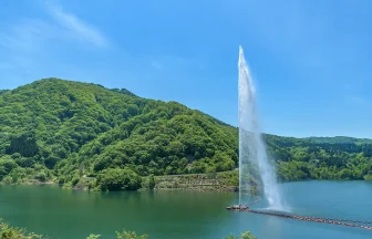 寒河江ダムにある月山湖大噴水が最大高まで水柱を上げる画像