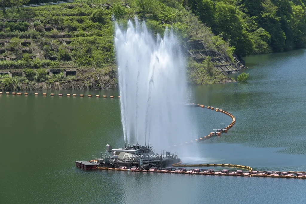 寒河江ダムにある月山湖大噴水の始まりの画像