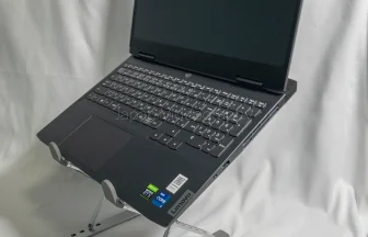 折りたたみ式ノートパソコンスタンドに搭載したゲーミングノートPC